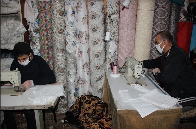 Perdeciliği bırakıp maske yaptı 