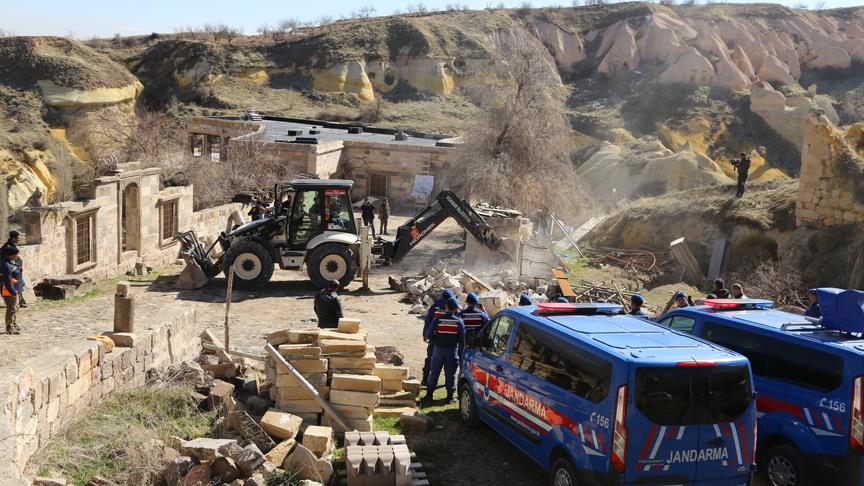 Peribacaları yakınındaki kaçak yapıların yıkımı sürüyor
