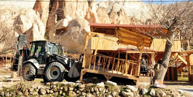 Peribacaları'ndaki çay bahçesi yıkıldı