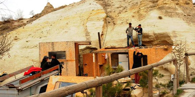Peribacaları'ndaki kaçak yapıların yıkımı sürüyor
