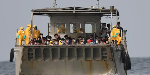 Personelin koronavirüs olduğunu duyan yolcular denize atladı