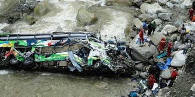 Peru’da otobüs nehre uçtu: 23 ölü