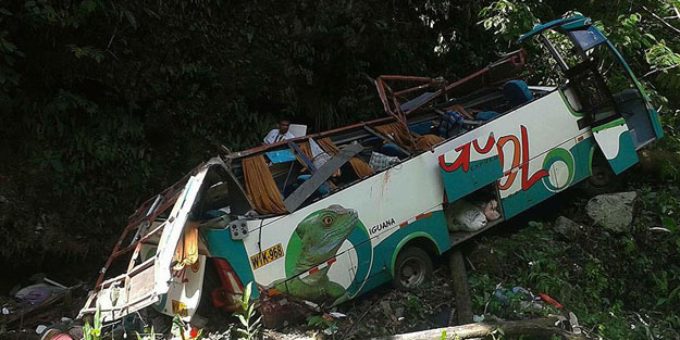 Otobüs uçuruma yuvarlandı: 16 ölü