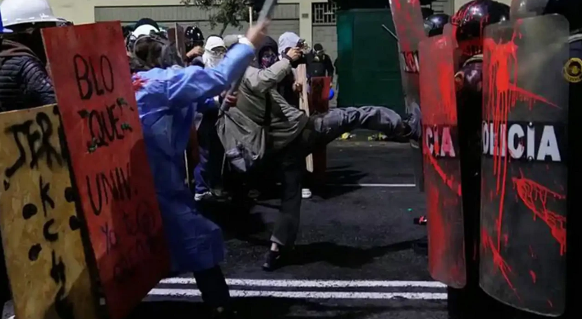 Peru’da protestolar durmuyor 1 kişi öldü onlarca yaralı var