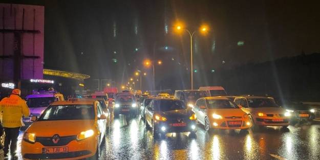  Peru'da yüzlerce kişi kadına yönelik şiddeti protesto etmek için yürüdü