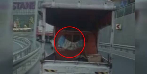 Pes artık! Kamyonet kasasında bebek kundağı hayrete düşürdü