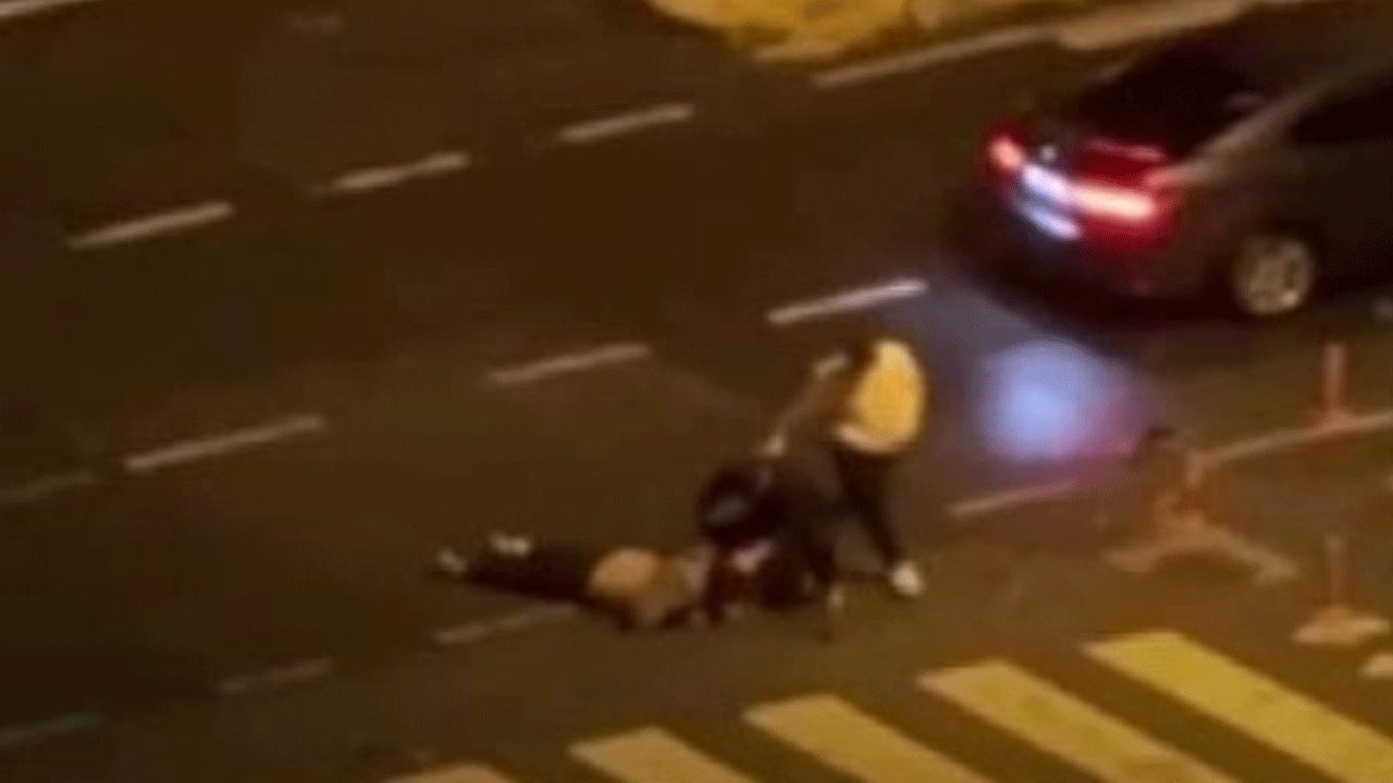 Pes dedirten anlar: Bayıttıkları adamı yumruklamaya devam ettiler!