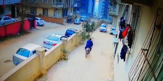 Çaldığı bisiklete binerek uzaklaştı! Rahatlığı 'pes' dedirtti