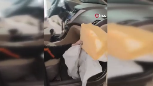 Pes dedirten görüntü; otomobilin airbaginden sünger çıktı