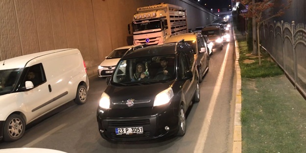 Pes dedirten görüntü! Yolu kesip bakın ne yaptılar