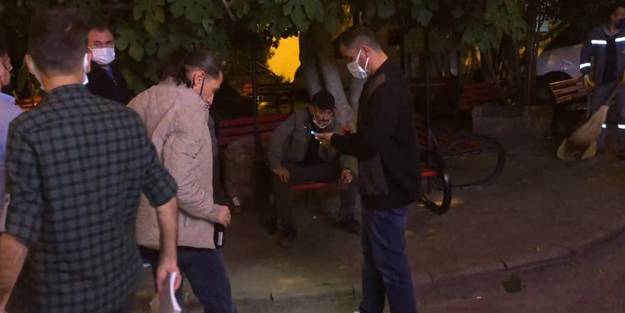 'Pes' dedirten görüntüler! Arkadaşını bıçakladı, oturup sigara içti