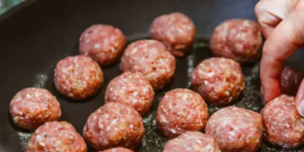 Böyle kızartınca gram yağ çekmiyor, suyu içinde kalıyor! Puf puf kabaran köftelerin sırrı