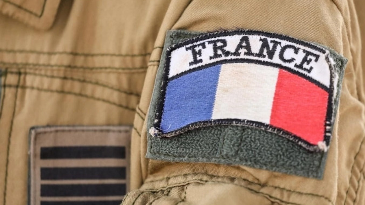 Pes etti: Fransa askeri üssünü, o ülkeye teslim edecek!