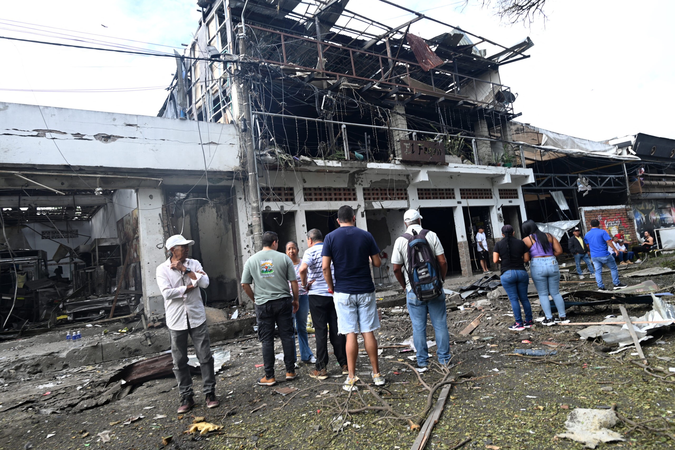 Peş peşe bombalar patladı! O ülkede büyük dehşet: Çok sayıda ölü ve yaralılar var