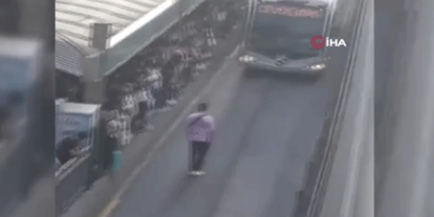 Peş peşe gelen ve durmayan metrobüslere isyan eden adamın çözümü şaşırttı