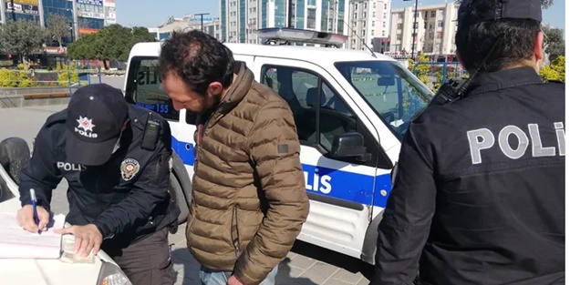 Pes! Sokağa çıktı, polisi bakın nasıl aldatmaya çalıştı