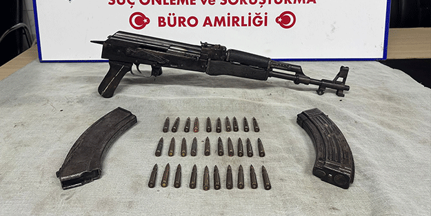 Pes vallahi! Motosikletteki kadının elindeki pazar arabasından Kalaşnikof çıktı