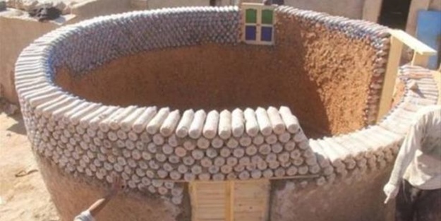 Pet şişelere kum doldurarak ev yapıyorlar