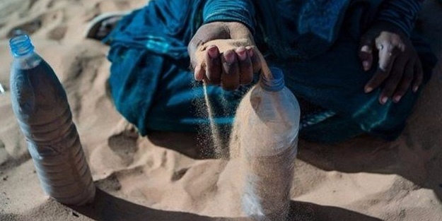 Pet şişelere kum doldurup ev yaptılar!