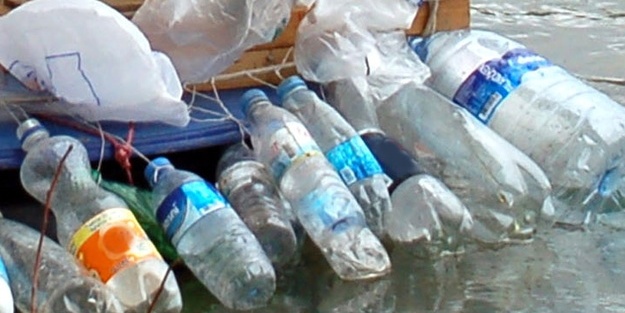 Pet şişelerle çeşme yaptı