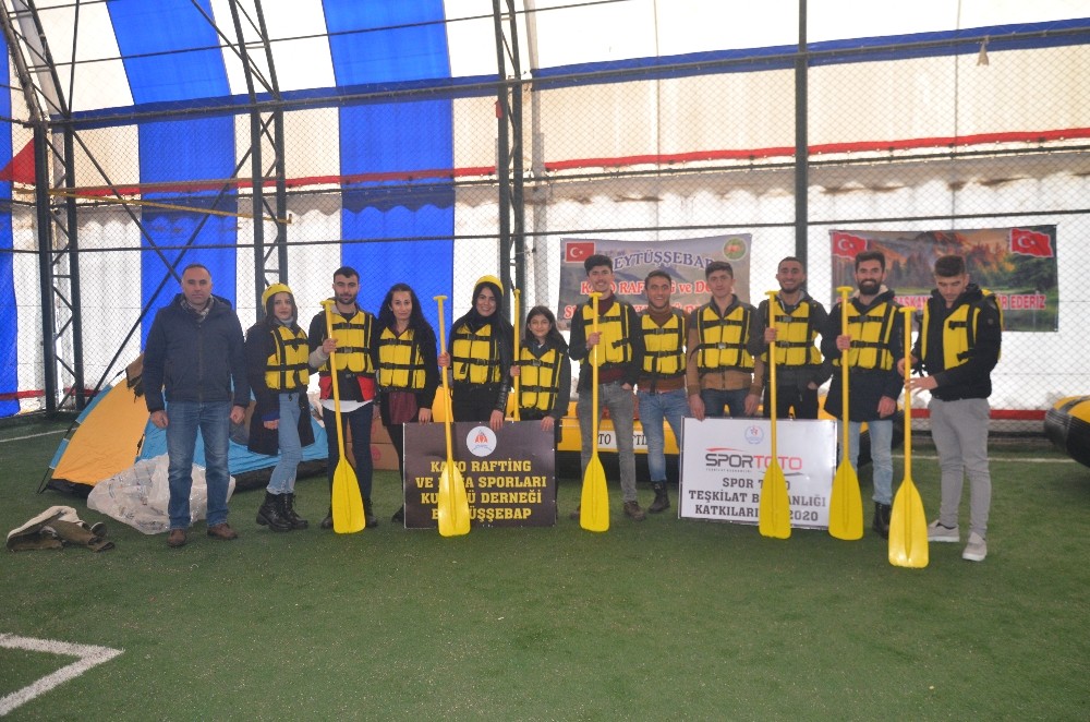 Pet şişelerle rafting yapan sporculara malzeme desteği 