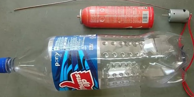 Pet şişeyle elektrik süpürgesi yaptı!