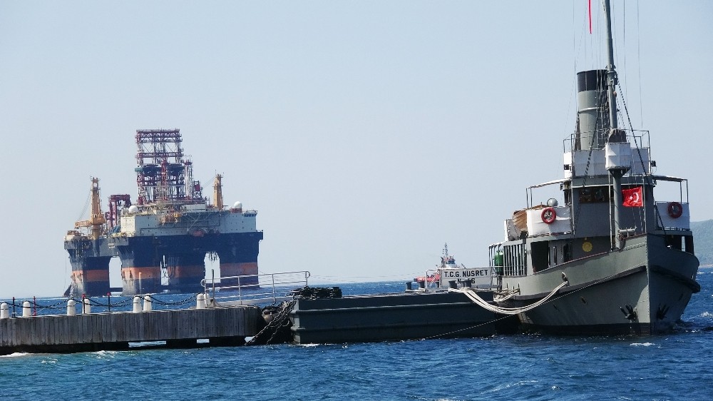 Petrol arama platformu Çanakkale Boğazı’ndan geçti 