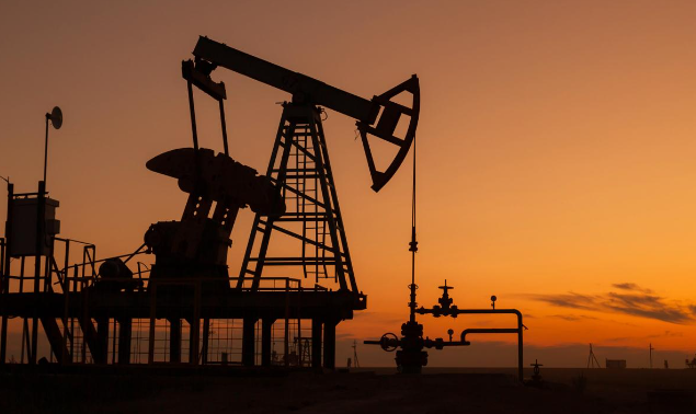 Petrol arz endişeleriyle düşüşte