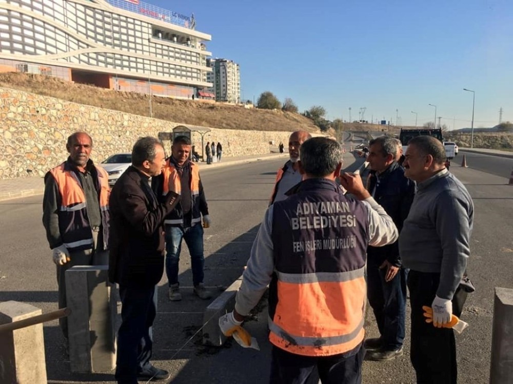 Petrol Caddesinde refüj düzenleme çalışması 