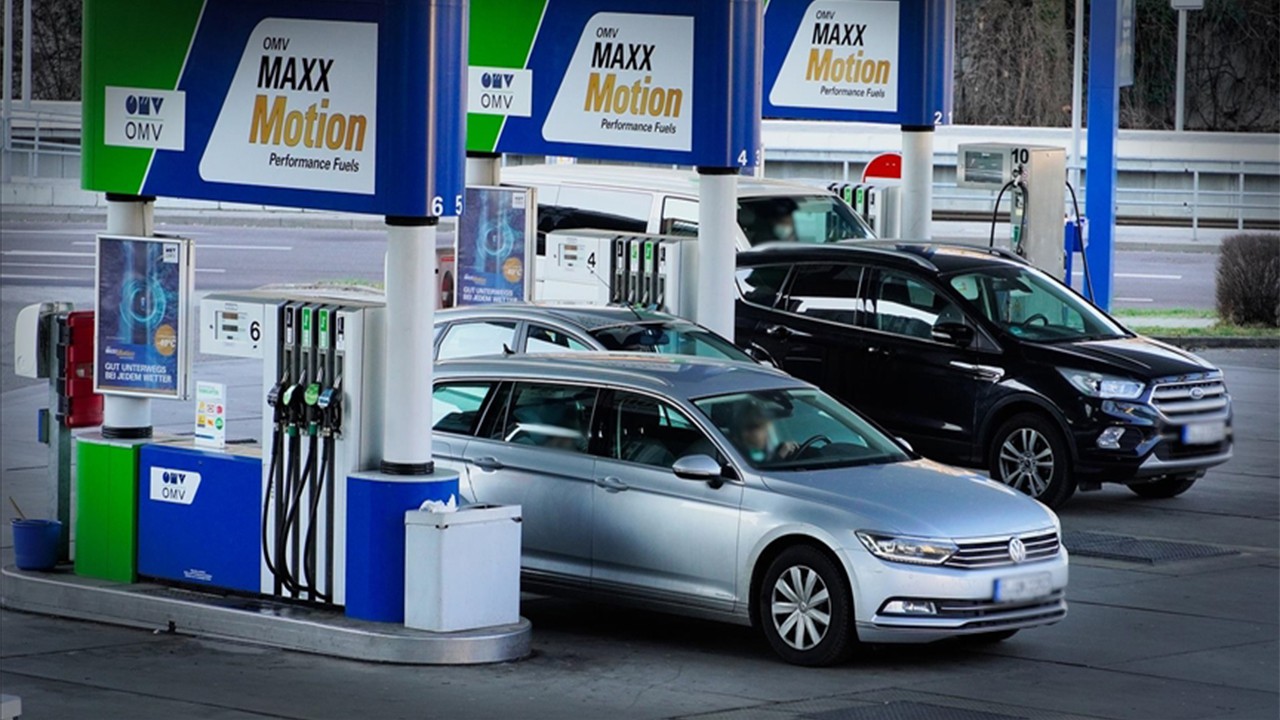 Petrol fiyatlarındaki yükseliş ulaşım maliyetlerini artırdı Almanya ekonomik çöküşün eşiğinde