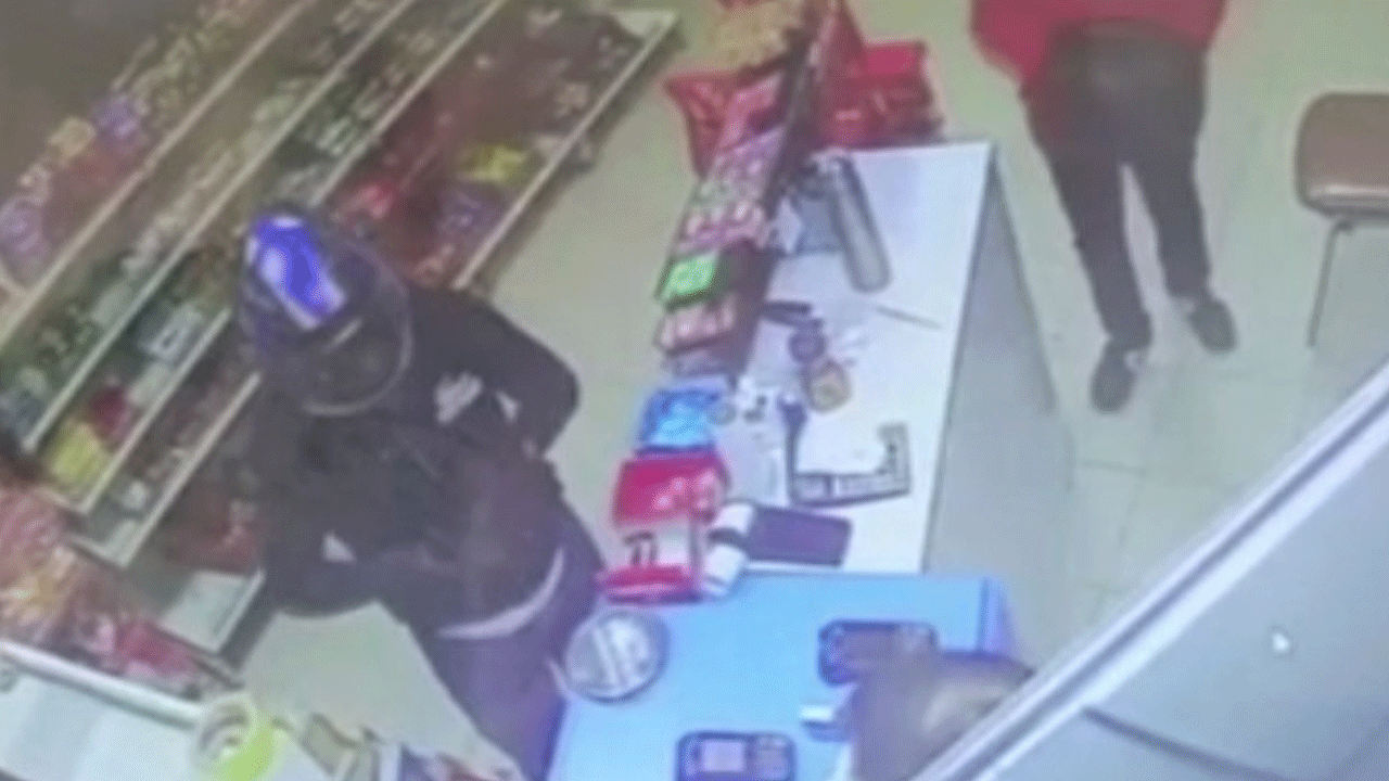 Petrol istasyonunda silahlı soygun anı kamerada!