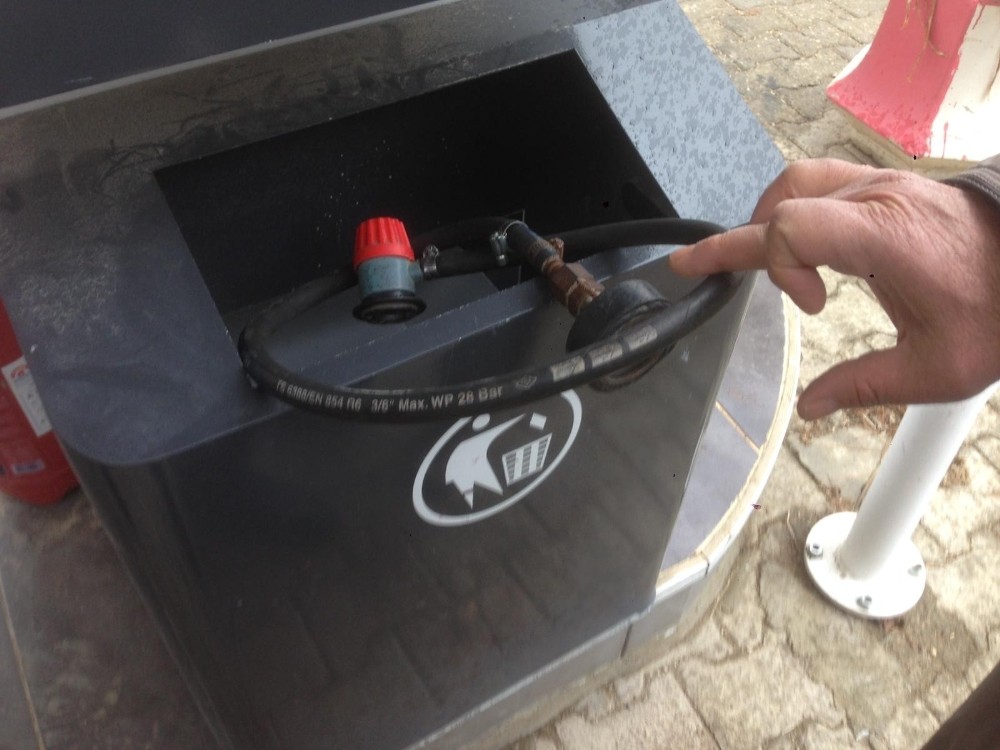Petrol istasyonunda mutfak tüpüne LPG doldurma aparatı ele geçirildi 