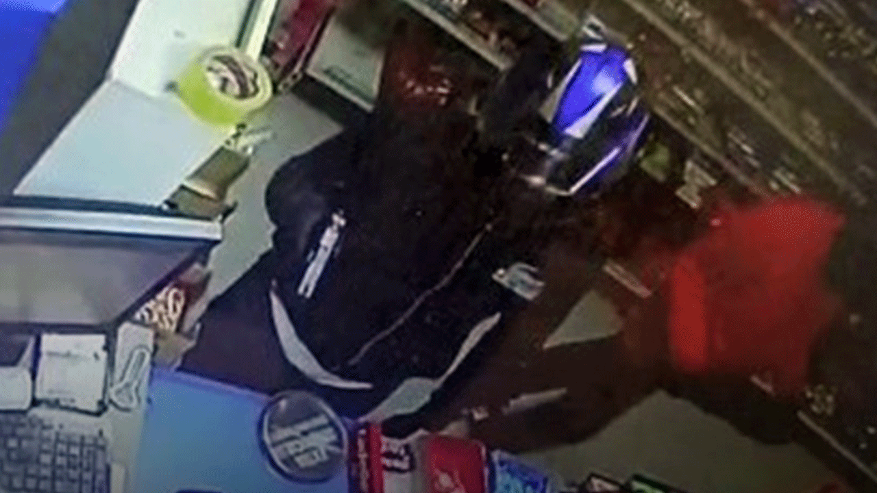 Petrol istasyonunda silahlı soygun kamerada!