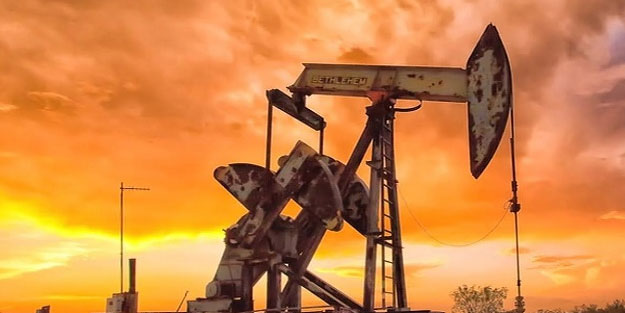 Petrol zengini ülke benzin ithal ediyor!