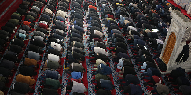 Peygamber şehrinde ilk teravih namazı kılındı