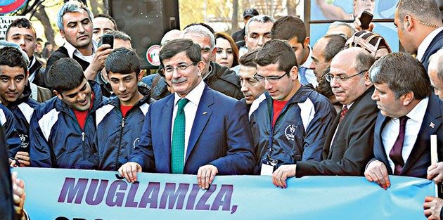 Peygambere hakarete göz yummayız