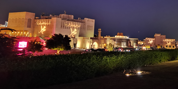 Yansımanın en özeli! Peygamberimizin ismi Katar'da duvarlara yansıtıldı