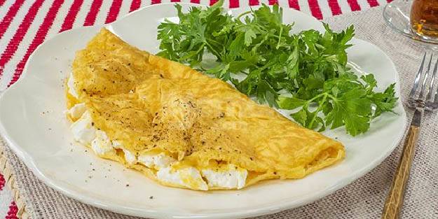 Peynirli omlet tarifi nasıl yapılır? Lezzetli beyaz peynirli omletin sırrı