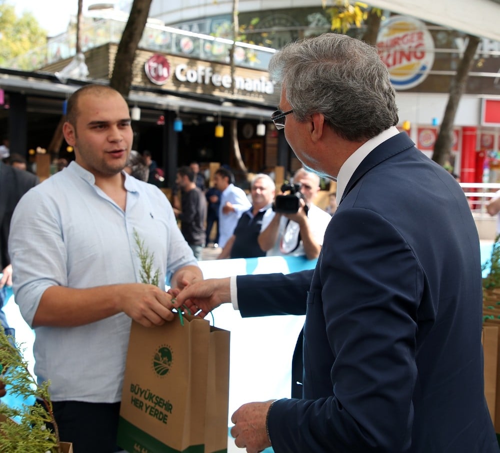 Peyzaj ve Süs Bitkiciliği Festivali kapsamında vatandaşlara süs bitkileri hediye edildi 