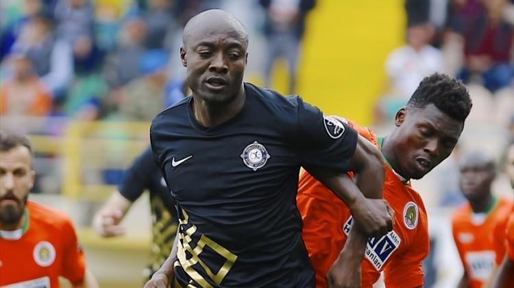 Pierre Webo imza aşamasında