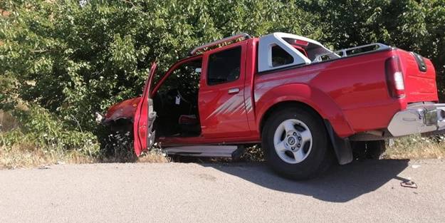 Pikap ile otomobil çarpıştı: Yaralılar var