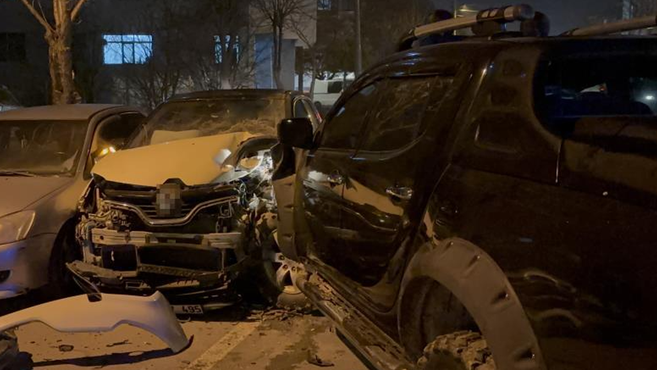 Pikap ve otomobil kafa kafaya daldı!