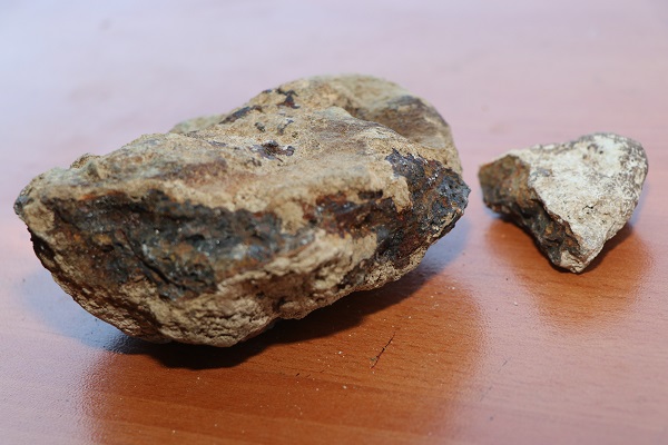 Pikniğe gittiğinde fark etti! Bu taşı yanından ayırmıyor