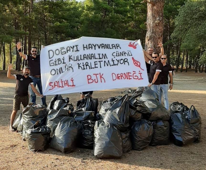 Piknikçiler kirletti “Beşiktaşlı taraftarlar” temizledi 