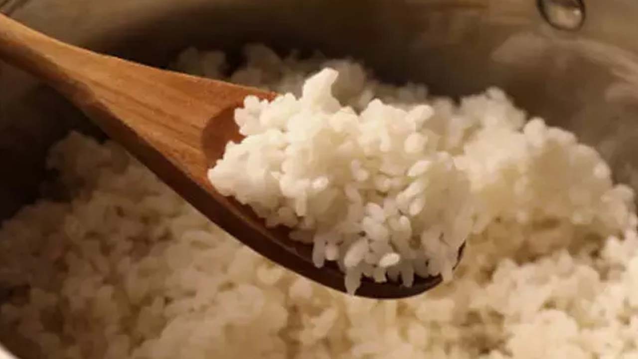 Pilav Lapa olduysa hemen dökmeyin! En sağlıklı böyle yersiniz: O dilim kıvam değiştiriyor, israfı bitiriyor