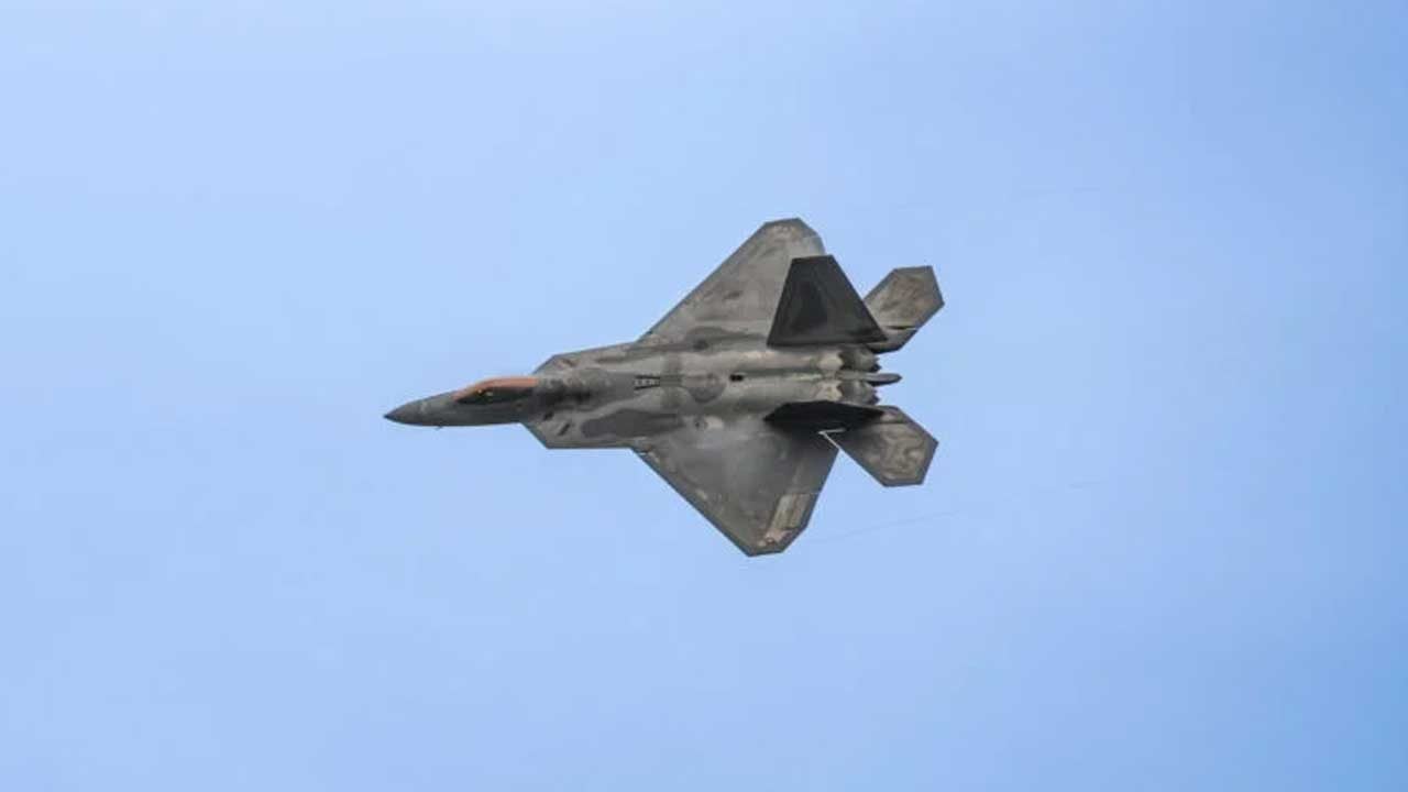 Pilot havadan verdiği taktiklerle yönlendirdi! ABD’den, F-22 ile insansız savaş uçağı kontrol testi