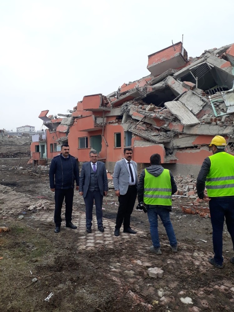 Pınarbaşı ilçesinden yola çıkan yardım tırı deprem bölgesine ulaştı 