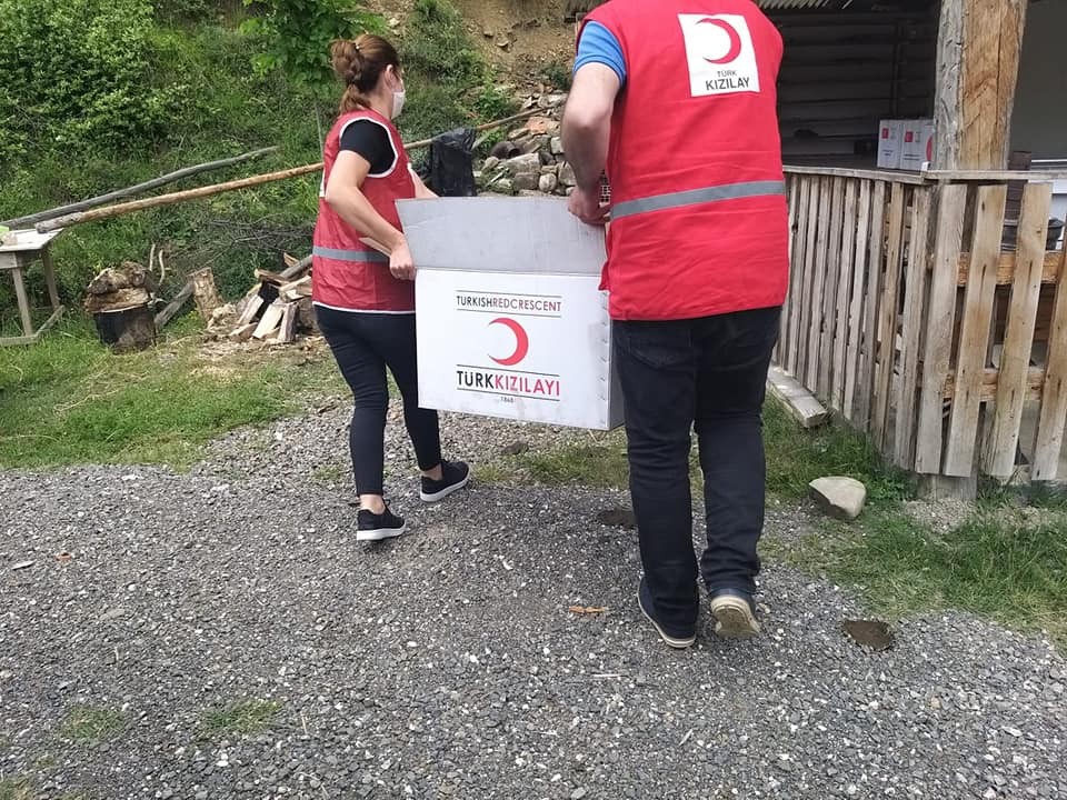 Pınarbaşı’nda evi yanan aileye yardım 