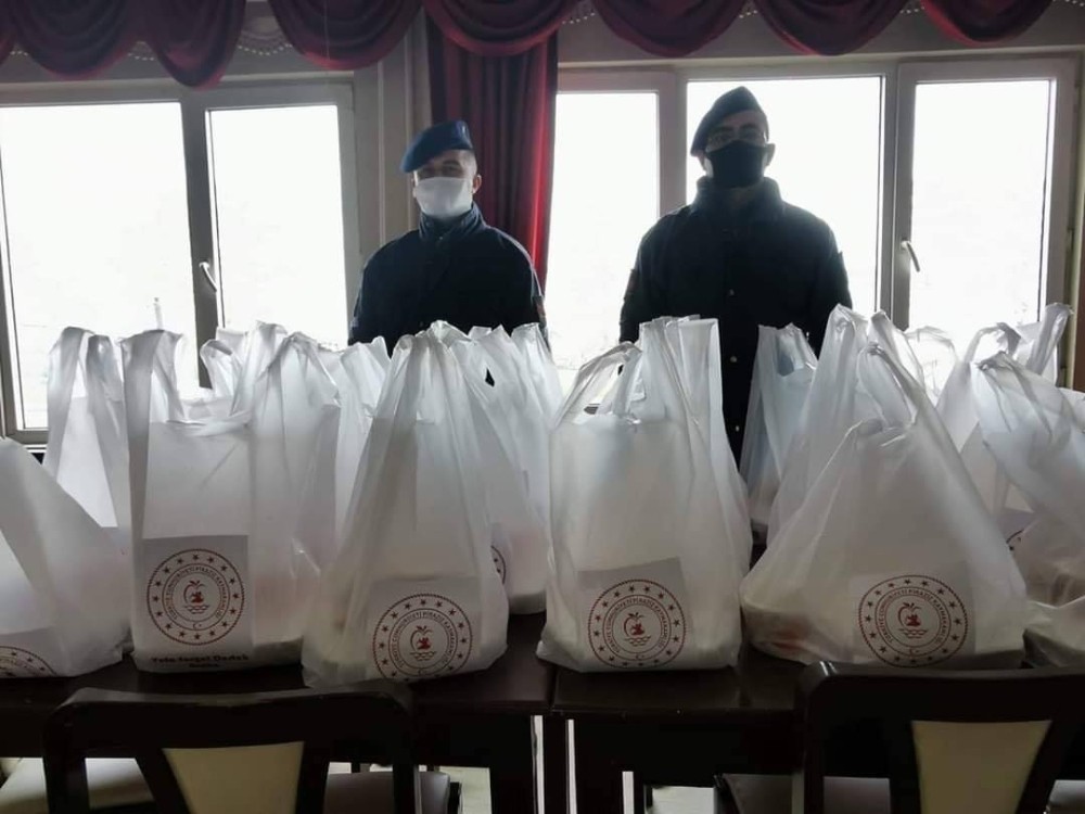 Piraziz’de 65 yaş üstü ve yalnız yaşayan ihtiyaç sahipleri unutulmadı 