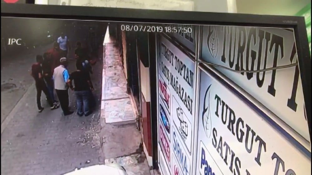 Pişkin hırsız dükkan sahibi ve 2 oğlunu vurdu: 1 ağır 3 yaralı 